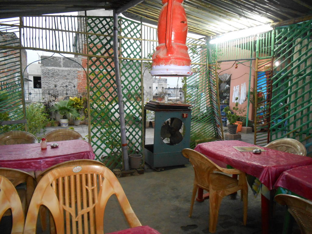 Elvis Guest House - Varanasi — Photos 3